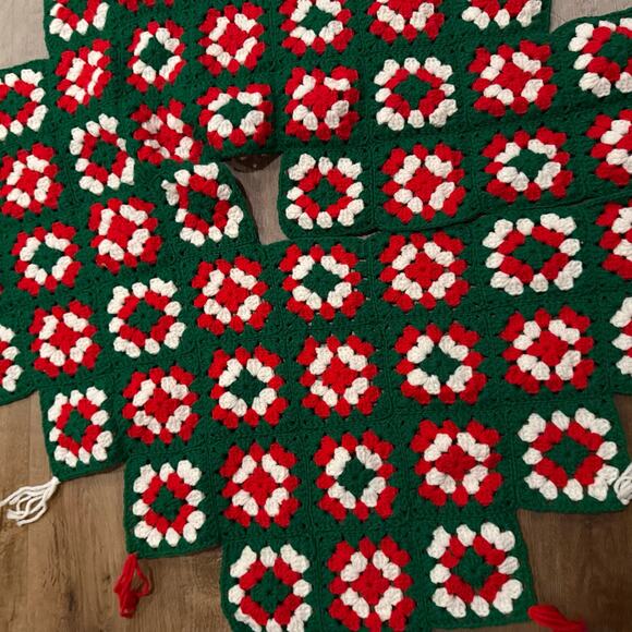 Vintage Granny Square Crochet Christmas Tree Skirt Red Green White Tassels 43" - Picture 4 of 4